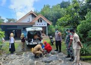 Babinsa Koramil Jogorogo Lakukan Pendampingan Fogging di Wilayah Binaan