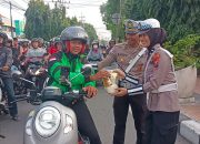 Polres Kediri Kota Berbagi Sembako di Jumat Berkah, Wargapun Sumringah