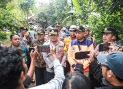 Polres Jombang Bersama TNI, Bantu Pencarian Korban Tanah Longsor