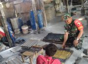 Dorong UMKM di Wilayahnya, Babinsa Koramil Karangjati Dampingi Pembuatan Kerupuk Kulit di Desa Ploso Lor