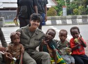 Dukung Tumbuh Kembang Anak Papua, Personel Ops Damai Cartenz-2025 Berbagi Susu Kotak di Mimika