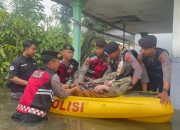 Polres Pasuruan Kota Evakuasi Warga Terdampak Banjir dan Beri Bantuan 1000 Nasi Kotak