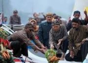 Tradisi Larung Sesaji di Telaga Sarangan Magetan Wujud Syukur dan Sedekah kepada Alam