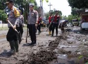 Polres Situbondo Gelar Bakti Sosial Bersihkan Material Pasca Banjir di Kecamatan Kendit