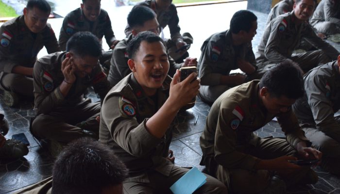 Momen Haru Keluarga Personel Ops Damai Cartenz-2025 Beri Dukungan Lewat Udara