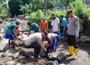 Kompak, Polisi dan TNI bersama Warga Pasang Bronjong Antisipasi Banjir Susulan di Situbondo