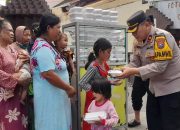 Jumat Berkah, Polisi Berbagi Nasi Kotak untuk Warga di Sidoarjo