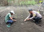 Wujudkan Ketahanan Pangan, Bhabinkamtibmas Polres Nganjuk Ajak Warga Manfaatkan Lahan Sela