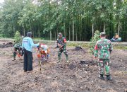Babinsa Koramil Kedunggalar Bantu Petani Tanam Jagung