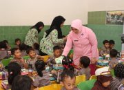 Sukseskan MBG, Ketua YKB Jatim Berbagi Makan Bergizi di TK Kemala Bhayangkari 78 Pamekasan