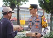 Operasi Keselamatan Semeru di Jumat Berkah Polres Tuban Ajak Masyarakat Tertib Lalin Dengan Berbagi Nasi Kotak