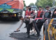 Harkamtibmas, Polres Situbondo Patroli Sambil Tambal Jalan Berlubang