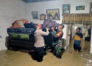 Sinergitas Polisi dan TNI Evakuasi Warga Terdampak Banjir di Kota Mojokerto