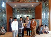 Peresmian Mesjid Al Firdaus Kadipaten, Anggota DPRD Majalengka Efrans Galuh Setiawan Menyerahkan Bantuan Al Qur’an