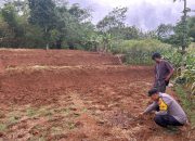 Bhabinkamtibmas Polsek Cikijing Ajak Warga Maksimalkan Lahan Pertanian Guna Dukung Ketahanan Pangan