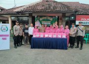 Indahnya Berbagi di Bulan Ramadhan, Bhayangkari dan Personil Polsek Sumberjaya Berbagi Takjil