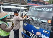 Anggota Polsek Majalengka Sosialisasikan Hotline 110 kepada Pengguna Jalan