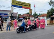Polsek Kasokandel dan Bhayangkari Bagikan Takjil untuk Pengguna Jalan