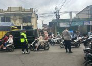 Urai Kemacetan Suasana Ngabuburit, Personil Polsek Cikijing Laksanakan Gatur Lalin