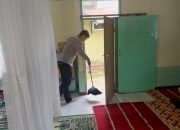 Peduli Kebersihan Tempat Ibadah, Bhabinkamtibmas Polsek Cikijing Kembali Lakukan Bersih-bersih di Mushola Ar-Rohman