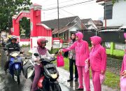 Polsek Leuwimunding Beserta Anggota dan Bhayangkari Berbagi Takjil Gratis Kepada Masyarakat Pengguna Jalan