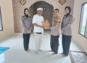 Indahnya Berbagi Di Bulan Suci Ramadhan, Bhabinkamtibmas Polsek Leuwimunding Salurkan Bansos Kepada DKM Mushola Al-Huda