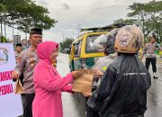 Jelang Buka Puasa, Polsek Cigasong Beserta Anggota dan Bhayangkari Berbagi Takjil Gratis Kepada Pengguna Jalan