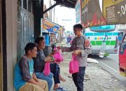 Polri Untuk Masyarakat, Polsek Cikijing Tebar Kebaikan Dengan Berbagi Takjil di Bulan Ramadhan