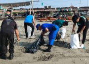 Refleksi HSN Polisi dan Mahasiswa UIM Bersihkan Sampah di Dermaga Branta Pesisir Pamekasan