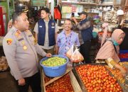 Kapolres Pelabuhan Tanjungperak Tinjau Sejumlah Pasar Pastikan Stok Bapokting Aman