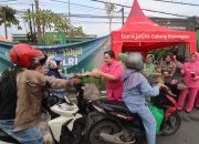 Kompak, Bhayangkari dan Persit Bagikan Takjil kepada Masyarakat di Bojonegoro