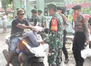 Wujud Sinergi, TNI-Polri Barabai dan Masyarakat Berbagi Kebahagiaan Lewat Takjil Gratis