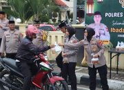 Polri Untuk Masyarakat, Jelang Buka Puasa Polres Majalengka Berbagi Takjil Gratis Kepada Pengguna Jalan