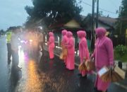 Wujud Kepedulian di Bulan Ramadhan, Polsek Jatitujuh dan Bhayangkari Berbagi Takjil