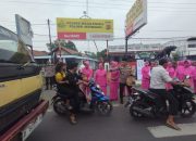 Indahnya Berbagi di Bulan Ramadhan, Polsek Jatiwangi dan Bhayangkari Berbagi Takjil Kepada Pengguna Jalan