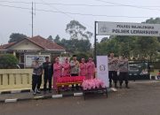Polri Untuk Masyarakat, Polsek Lemahsugih Berbagi Takjil Gratis Kepada Pengguna Jalan