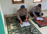 Dibulan Ramadhan, Personil Polsek Sumberjaya Sholat Tarawih dan Tadarus Bersama Warga