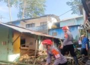 SIAGA SAR SAT BRIMOB POLDA JABAR BANTU EVAKUASI WARGA TERDAMPAK BANJIR BANDANG DI CISARUA BOGOR