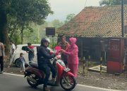 Jelang Buka Puasa, Polsek Banjaran Polres Majalengka Berbagi Takjil Gratis Kepada Pengguna Jalan