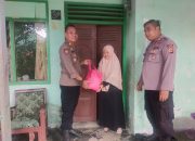 Berbagi di Bulan Suci Ramadhan, Polsek Sumberjaya Bagikan Bansos Polri Kepada Warga