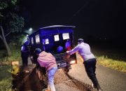 Polsek Kadipaten Bantu Warga Dorong Becak Motor Mogok di Pagandon Saat Patroli Sahur