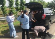 Kapolsek Jatitujuh AKP Yayat Hidayat Beserta Anggota Bantu Pemudik Saat Pecah Ban Mobil