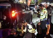 Sigap Polantas Polres Tuban Bantu Pemudik yang Alami Pecah Ban Tuai Pujian