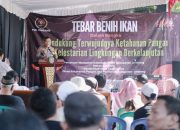 Kolaborasi Polisi bersama PWI Jaga Kelestarian Lingkungan dan Ketahanan Pangan Tebar Benih Ikan di Sungai Jombang