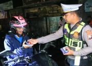 Tidak Hanya Razia, Polres Bangkalan Beri Hadiah Bagi Pengendara Motor Taat Berlalu Lintas