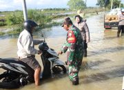 Tanggap Bencana, Polisi dan TNI Bantu Evakuasi Warga Terdampak Banjir di Sumenep