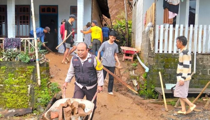 Sinergitas Polisi Bersama TNI dan BPBD Tangani Banjir dan Bersihkan Material Longsor di Kediri