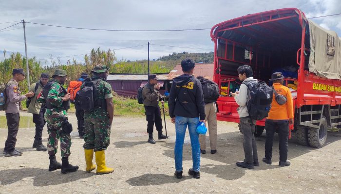 35 Personil Gabungan Polres Pegaf, Basarnas, TNI Diterjunkan Lakukan Pencarian Korban & Evakuasi Pasca Banjir Bandang di kampung Jim (Meyes) Distrik Catubouw Kabupaten Pegaf