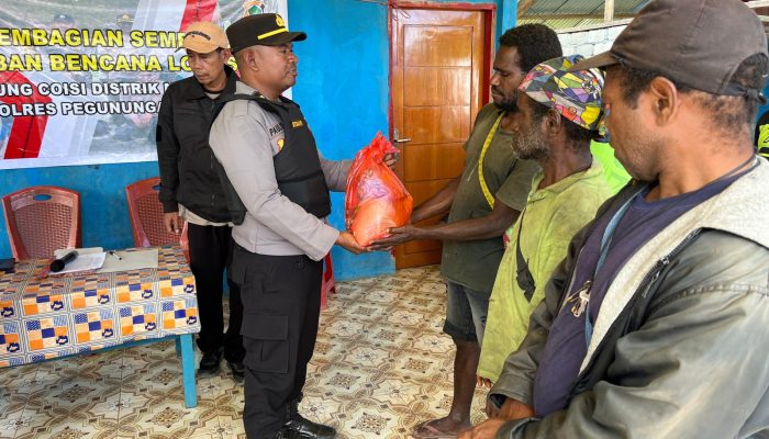 Polres Pegunungan Arfak Menyalurkan Bantuan Sosial Berupa Sembako Kepada Keluarga Korban Bencana Alam Tanah Longsor