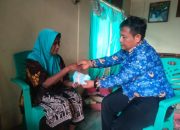 Pj Pekon Pujodadi Serahkan Bantuan Tunai ke Lansia Sakit Stroke, Gunakan Dana Operasional Desa